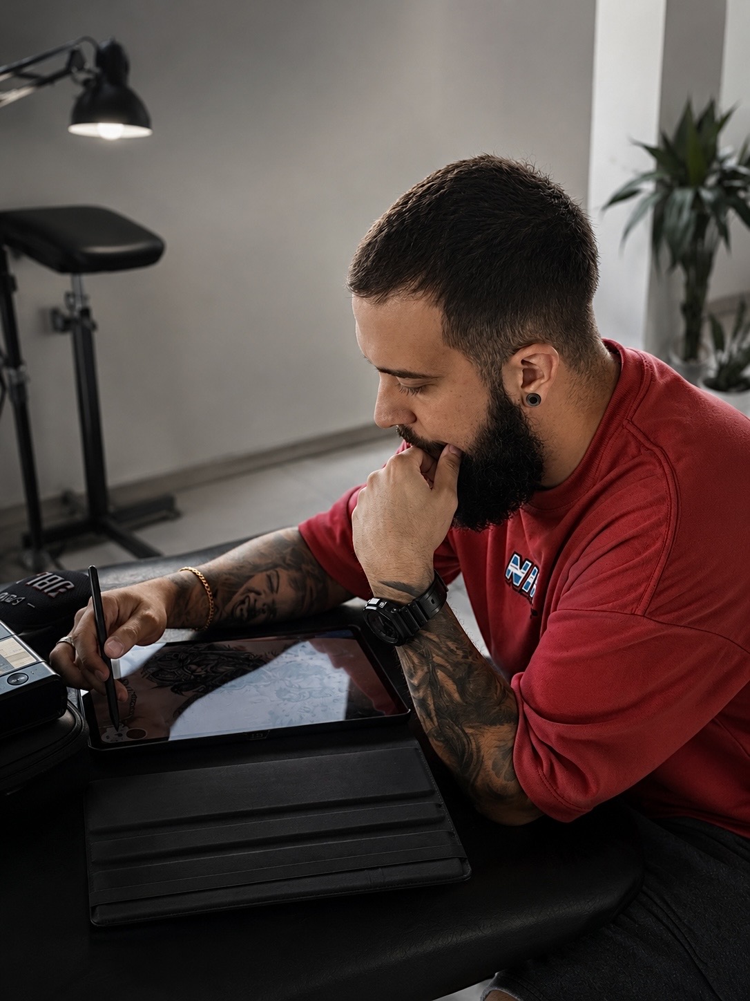 Renê Aroca trabalhando no estúdio